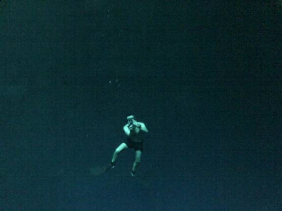 Fotografando a Ana durante mergulho de apneia no cenote Pit, em Tulum, no Yucatán, sul do México